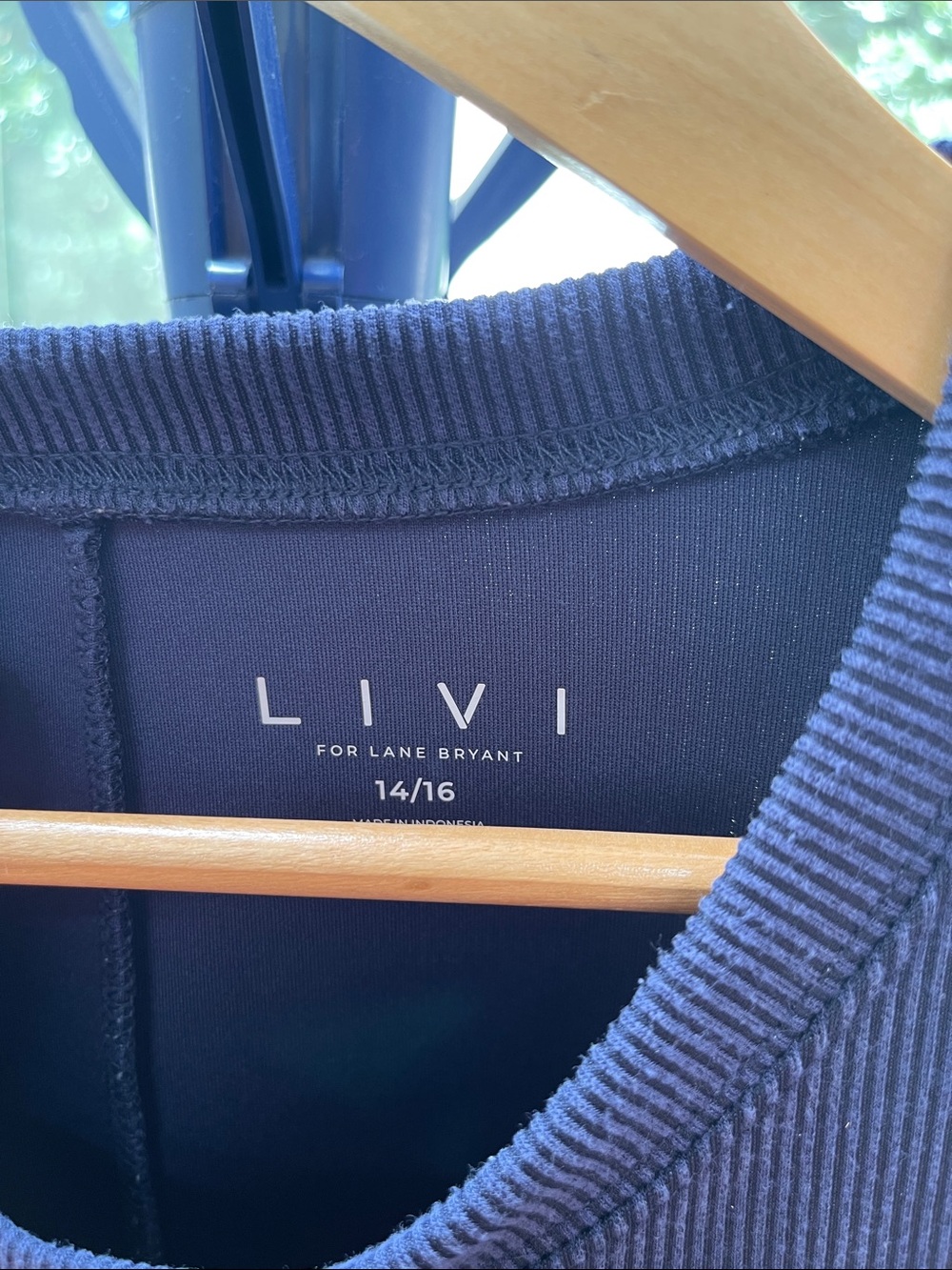 Livi Active Navy Short-Sleeve Shirt & Drawstring Cropped Pants - Picture 3 of 11